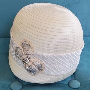 Elegant Cream Retro Cloche Hat with Bow Accent